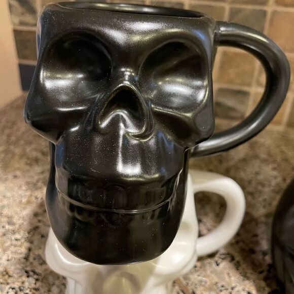 Hyde and EEK Stoneware Skull Mugs Set of 4 with 3 Shot Glasses - Picture 2 of 16